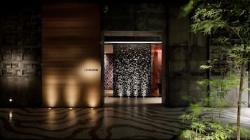 7 restaurants, breakfast served