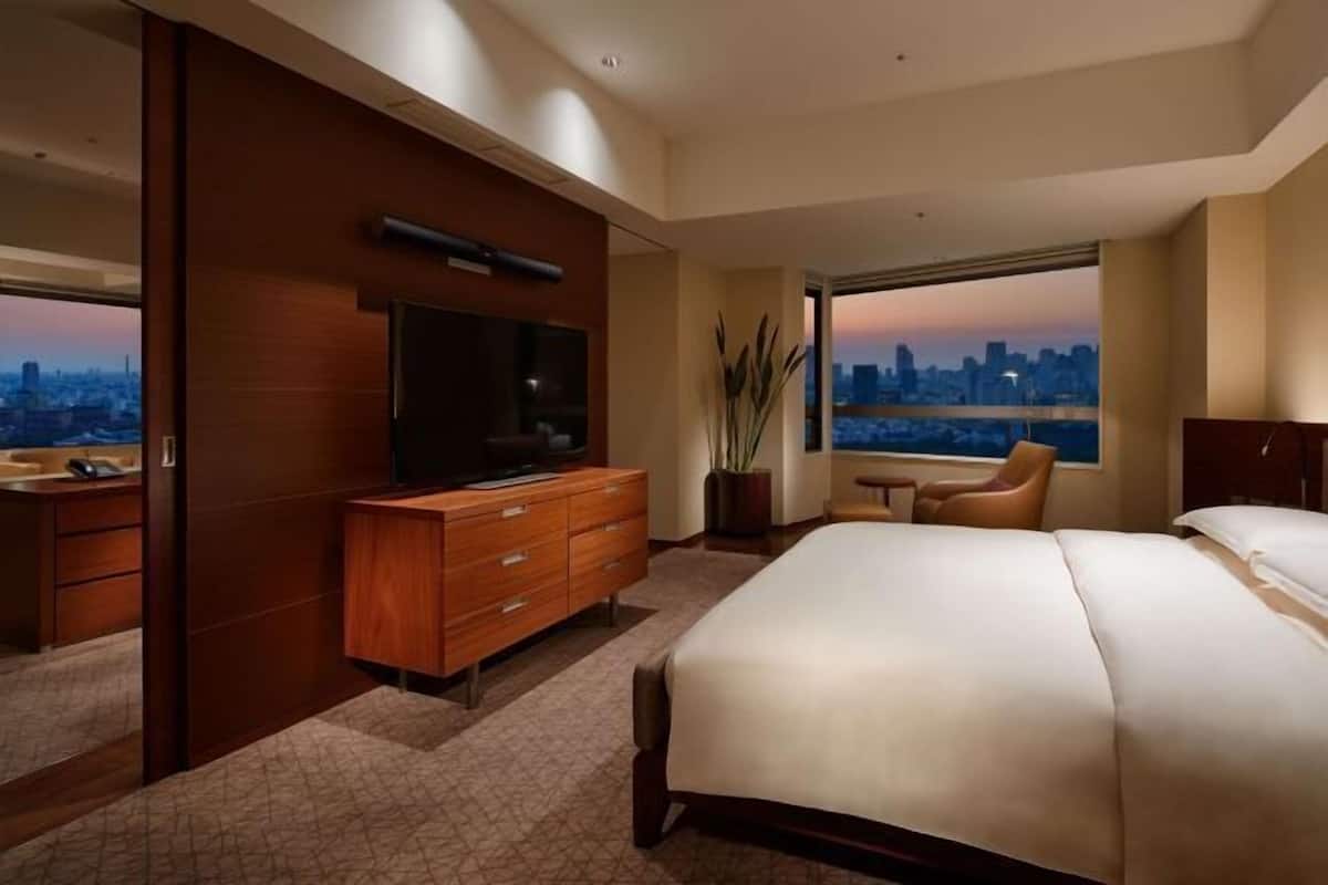 1 bedroom, Frette Italian sheets, premium bedding, down comforters