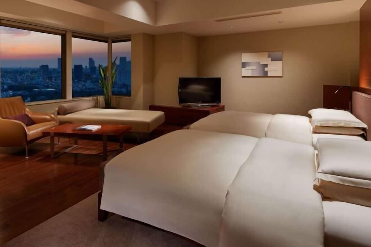 1 bedroom, Frette Italian sheets, premium bedding, down comforters