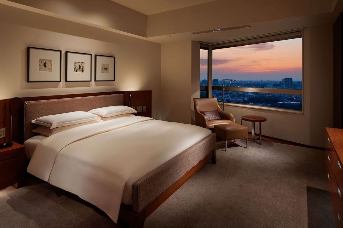 Frette Italian sheets, premium bedding, down comforters, minibar