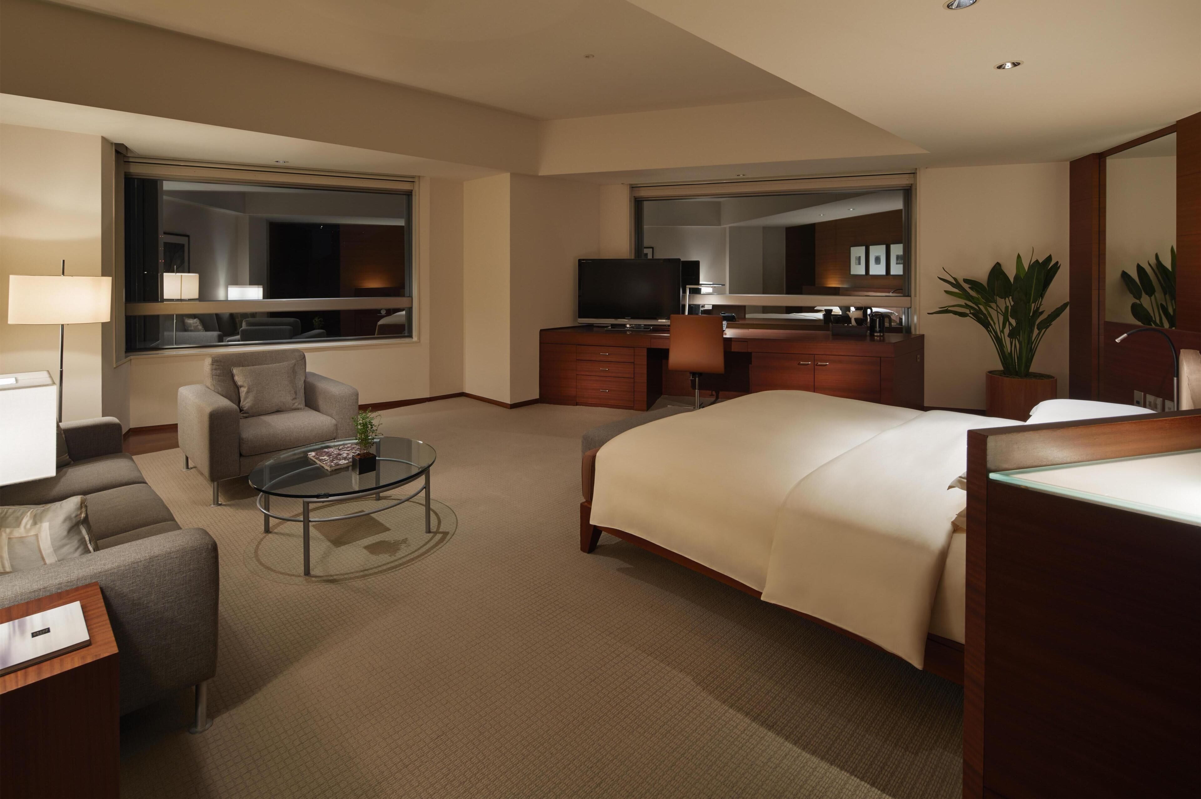 Club Room, 1 King Bed (Premium)