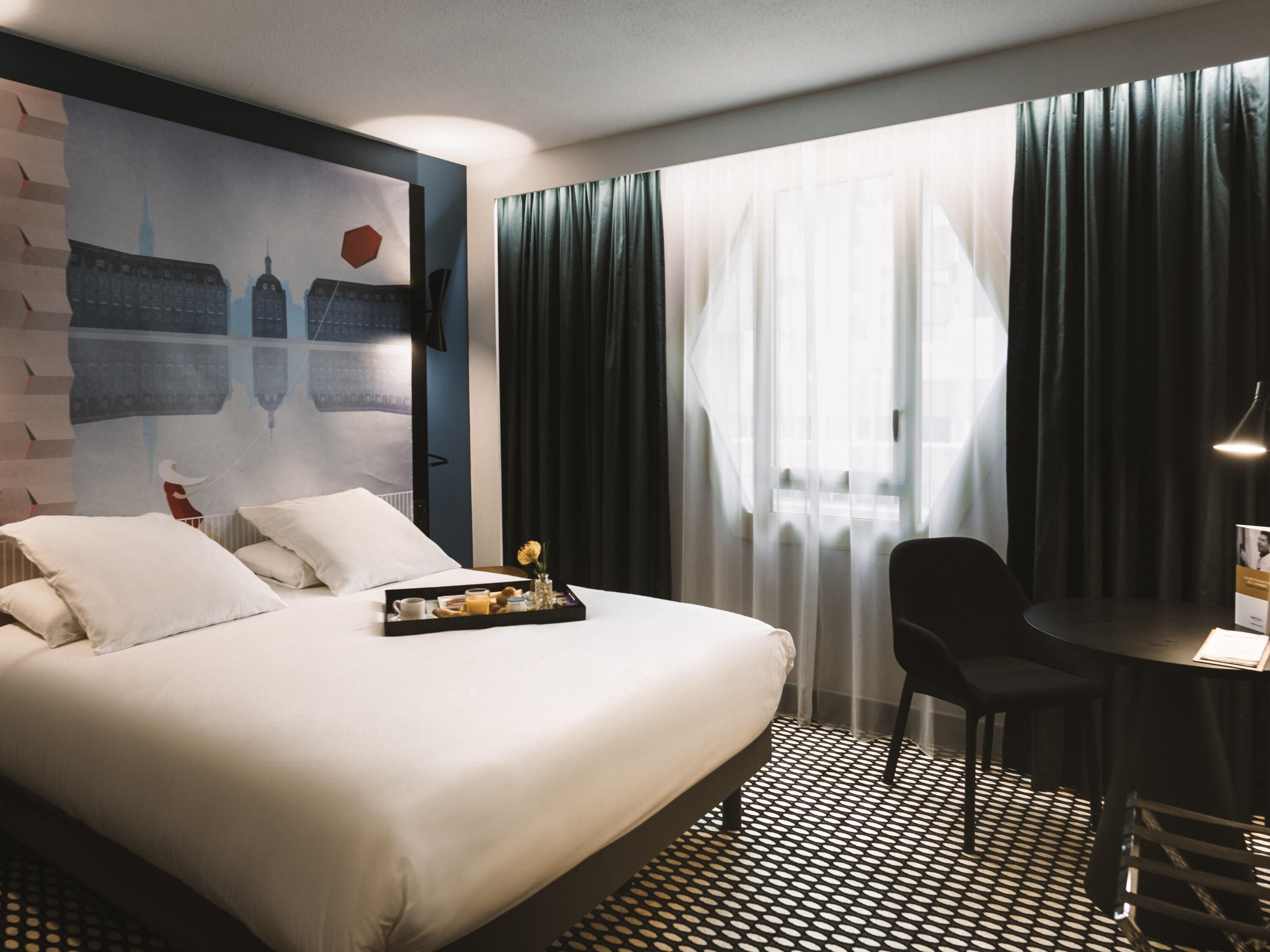 Privilege, Habitación, varias camas | Caja fuerte, escritorio, cortinas opacas y sistema de insonorización