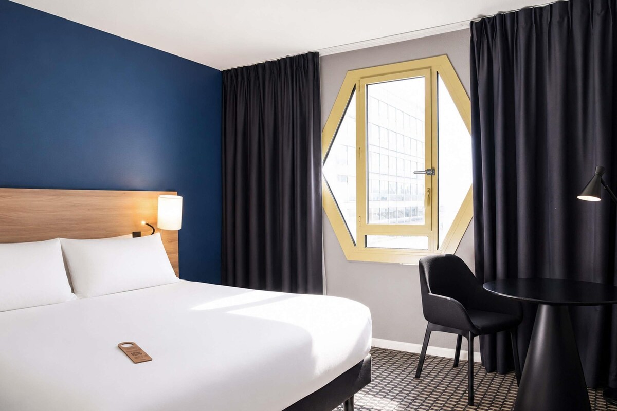 In-room safe, desk, blackout drapes, soundproofing