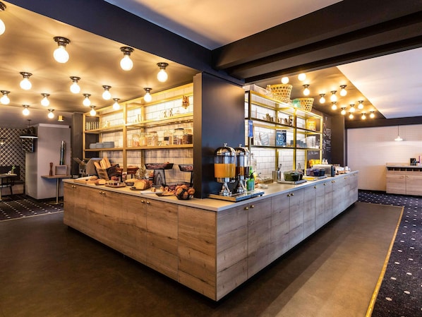 Daily buffet breakfast (EUR 19.5 per person)