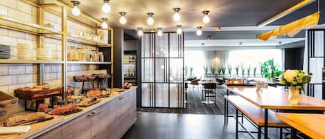 Frukostbuffé varje dag (EUR 19.5 per person)