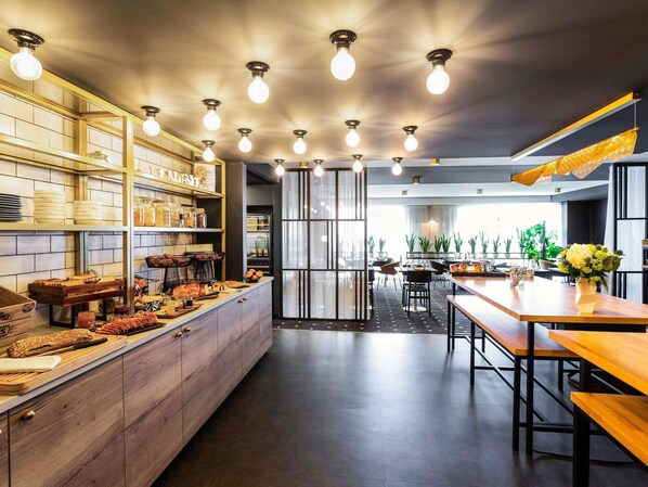 Daily buffet breakfast (EUR 19.5 per person)