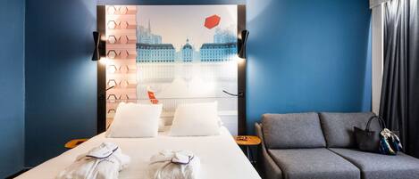 Caja fuerte, escritorio, cortinas opacas y sistema de insonorización