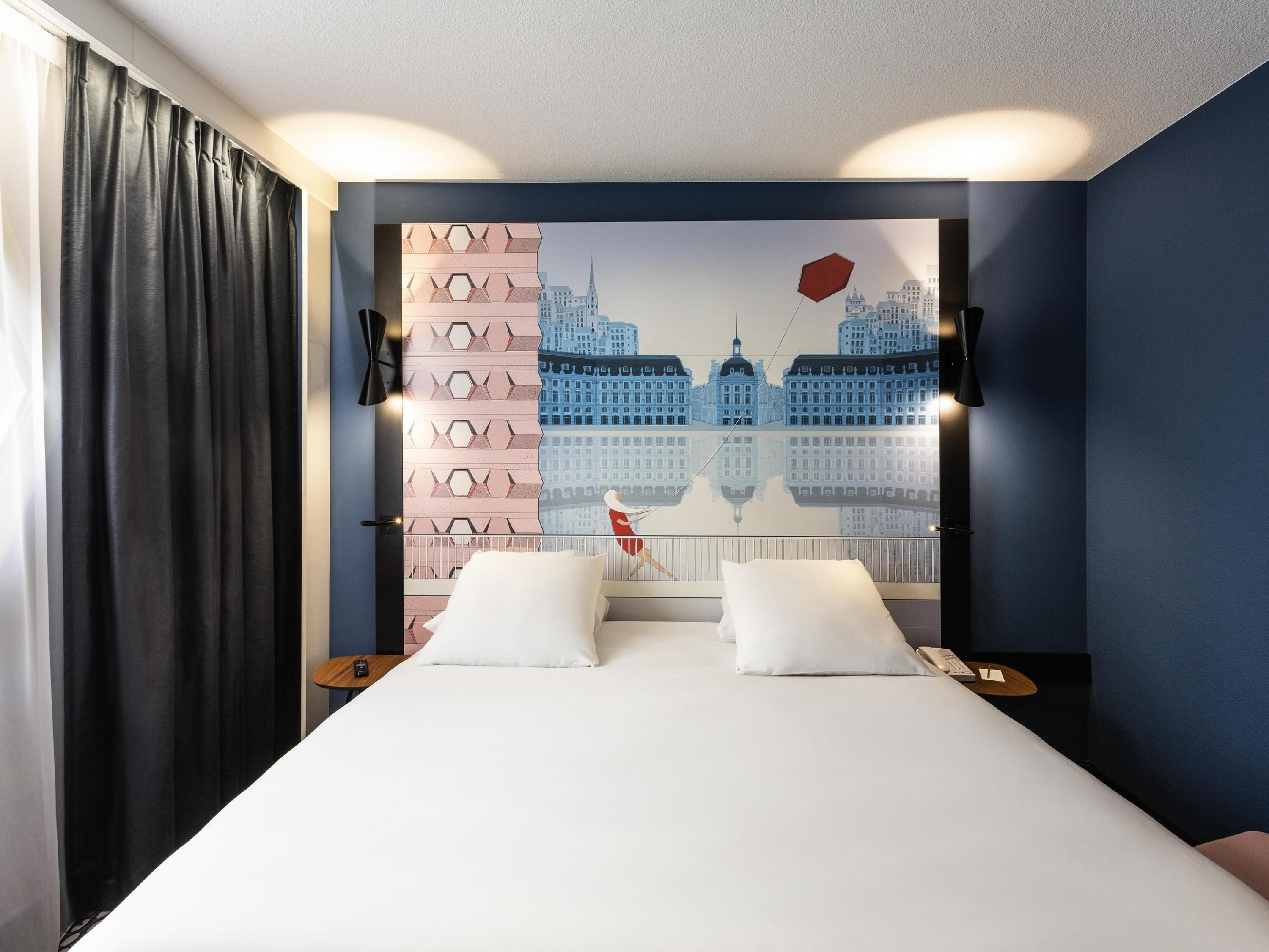 Superior kamer, 1 tweepersoonsbed | Een kluis op de kamer, een bureau, verduisterende gordijnen