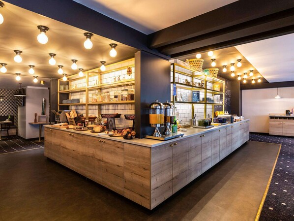 Daily buffet breakfast (EUR 19.5 per person)
