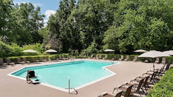 Indoor pool, seasonal outdoor pool, pool loungers