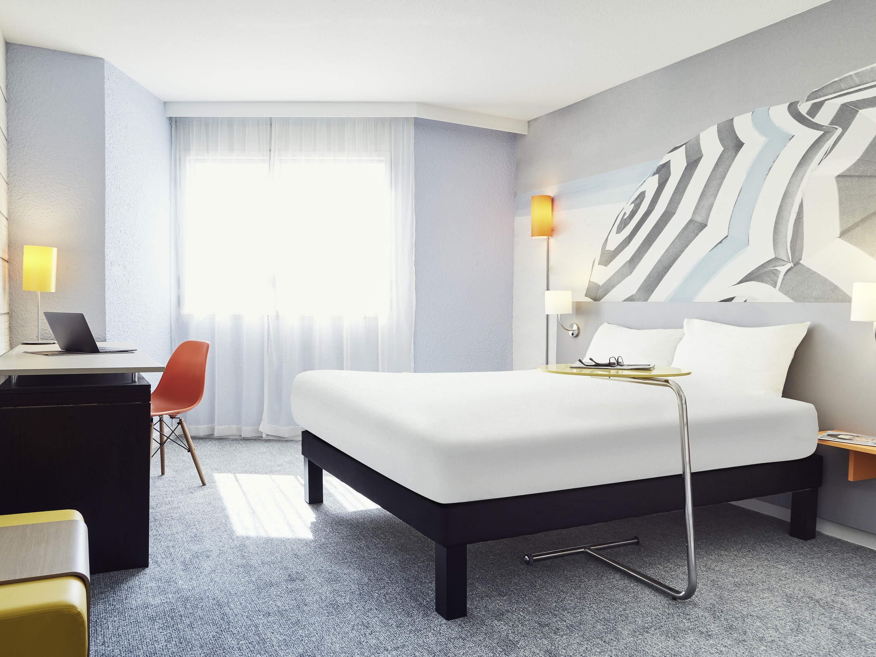 Habitación estándar, 1 cama doble con sofá cama | Ropa de cama de alta calidad, caja fuerte, escritorio y cortinas opacas