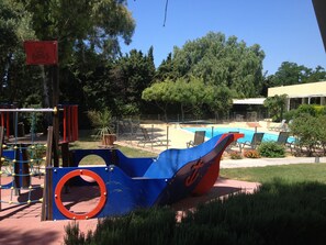 Zona de jocs infantil: a l'aire lliure