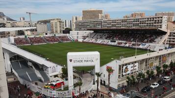 En stadion med en stor skylt där det står: ”Ville de Toulon Stade Mayol”.