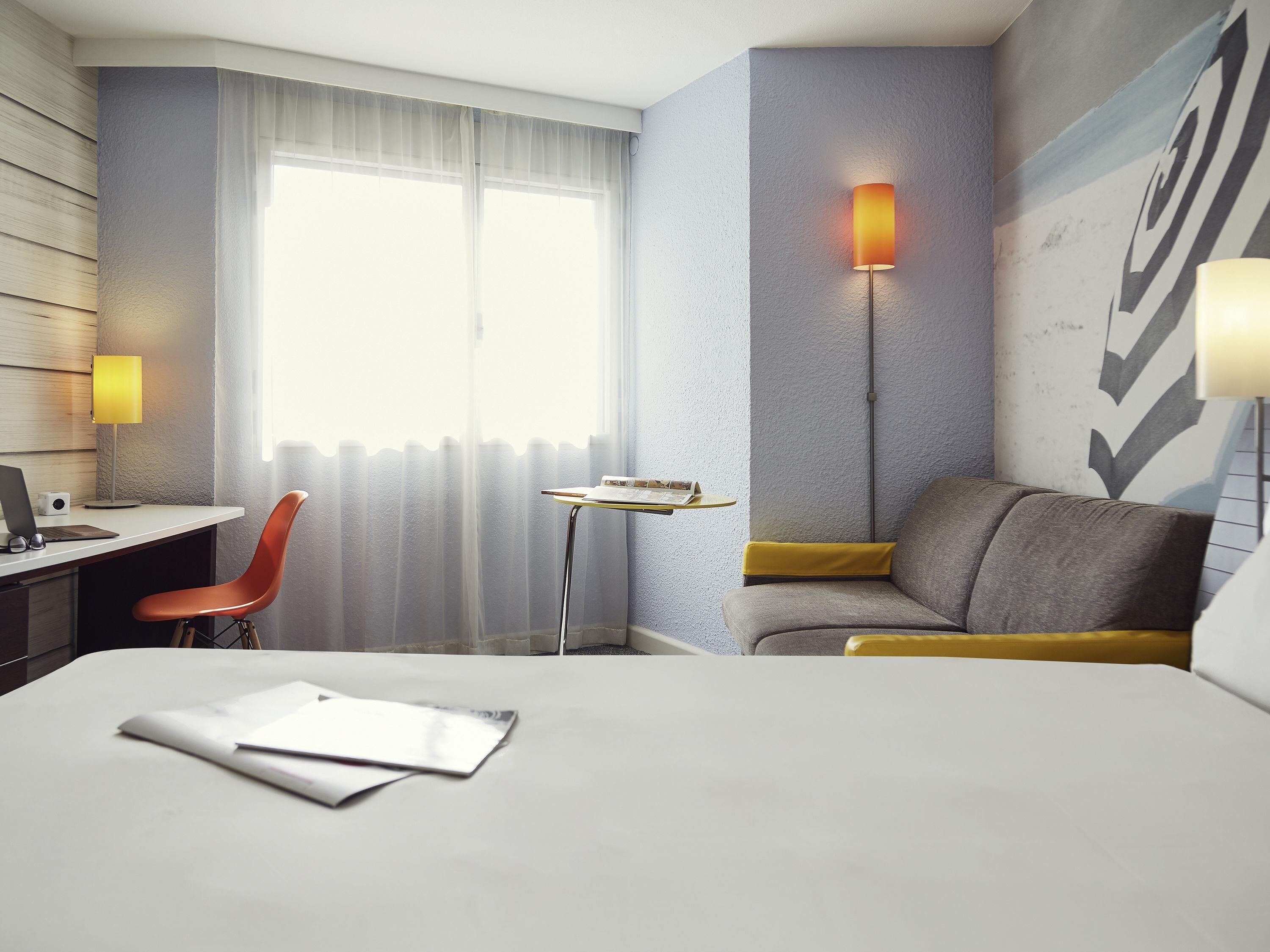 Habitación estándar, 1 cama doble con sofá cama | Ropa de cama de alta calidad, caja fuerte, escritorio y cortinas opacas