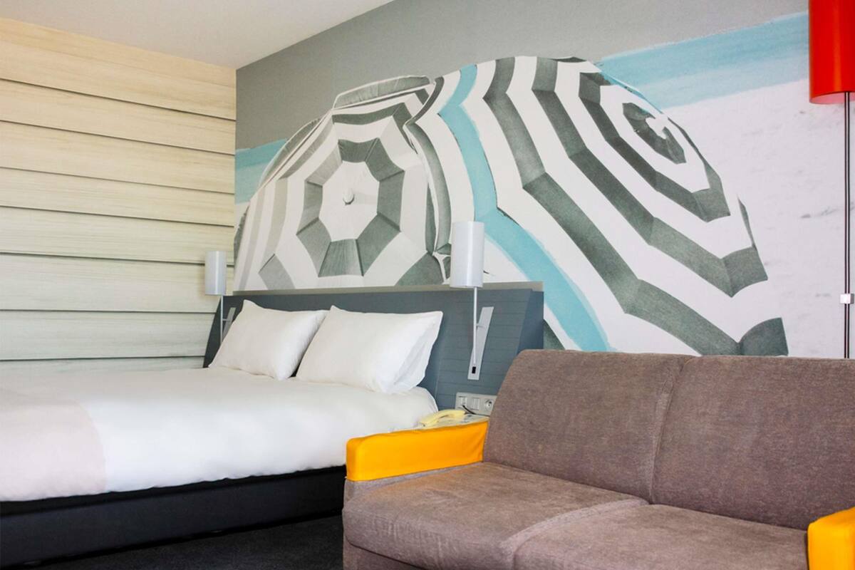 Hochwertige Bettwaren, Zimmersafe, Schreibtisch, Verdunkelungsvorhänge