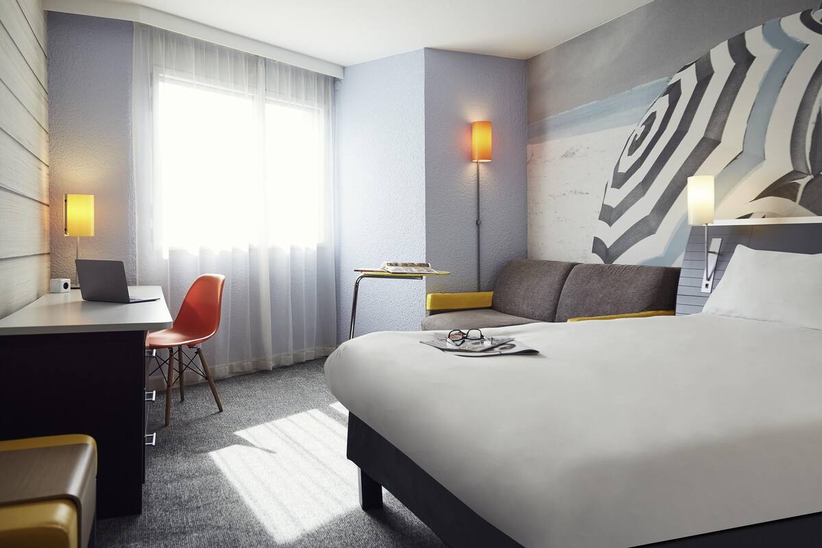 Standardzimmer, 1 Doppelbett und Schlafsofa | Hochwertige Bettwaren, Zimmersafe, Schreibtisch, Verdunkelungsvorhänge