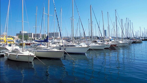 Un port de plaisance où sont amarrés de nombreux voiliers.