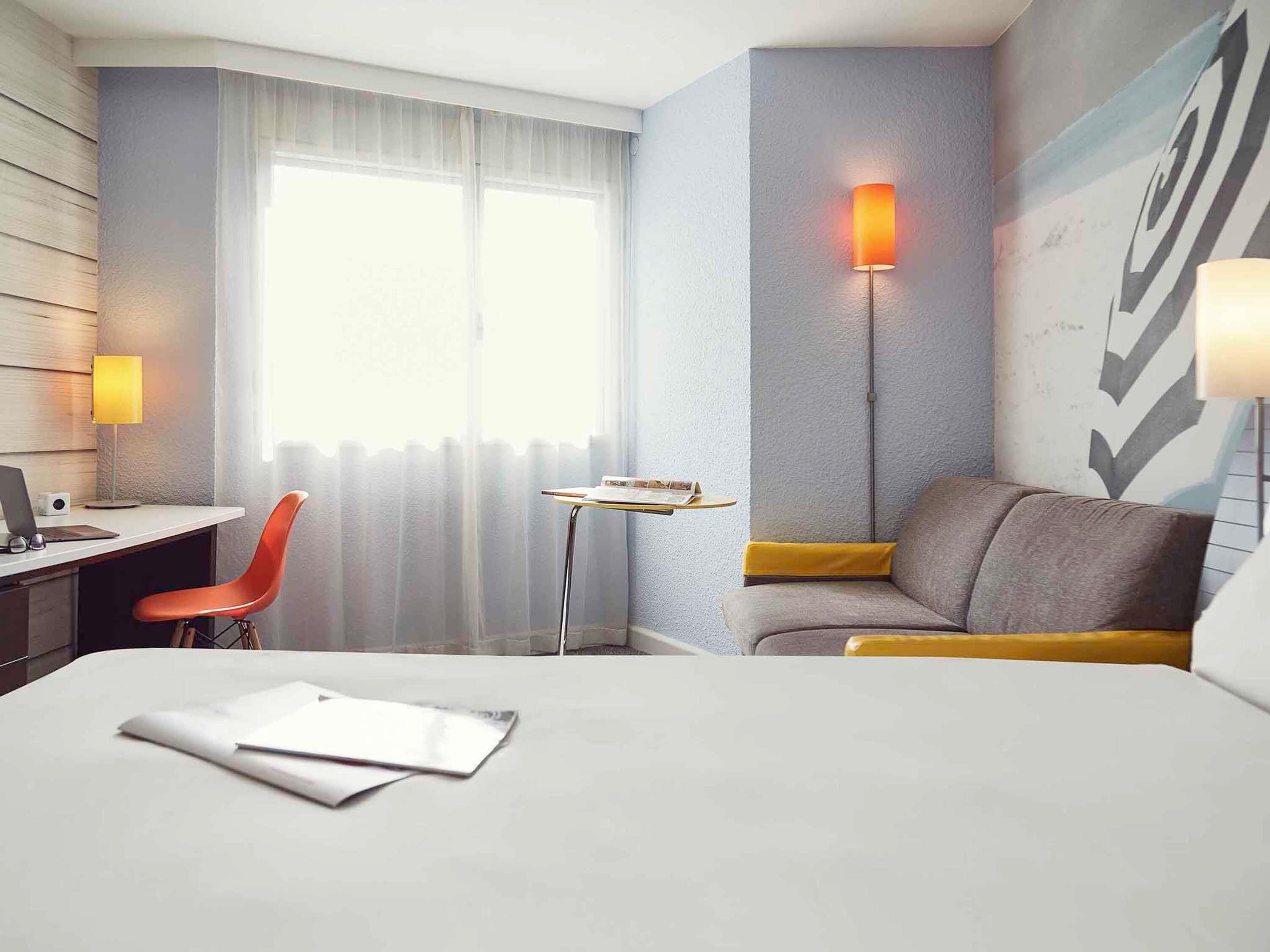 Ropa de cama de alta calidad y caja de seguridad en la habitación 