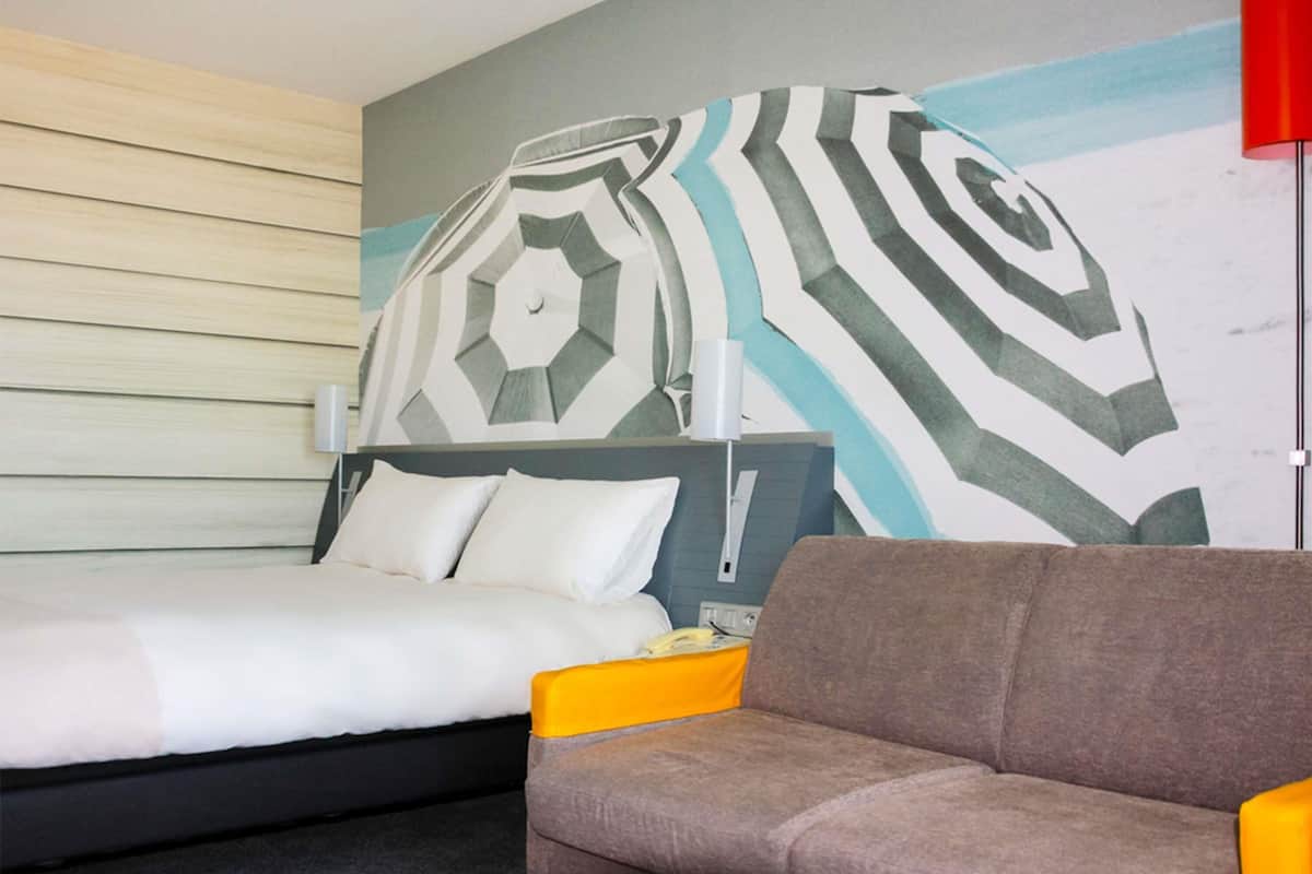 Premium bedding, in-room safe, desk, blackout curtains