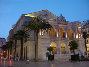 Fachada de la propiedad por la tarde o noche