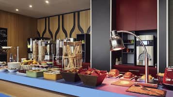 Desayuno buffet (EUR 13.5 por persona)