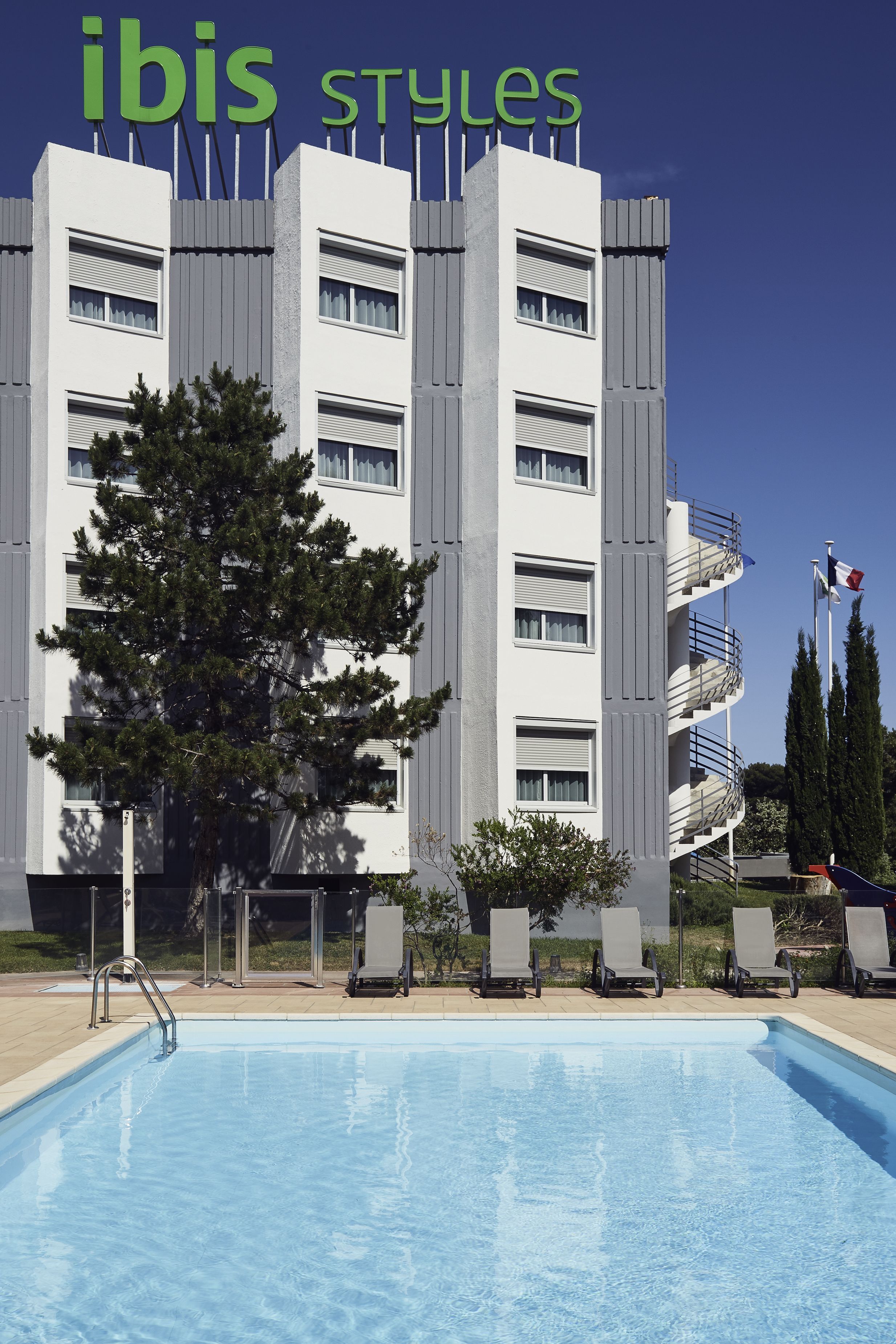 outdoor pool, pool loungers