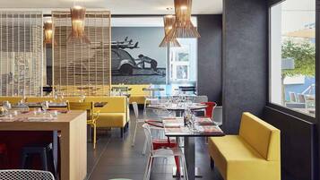 Lunch och middag serveras, njut av de goda smakerna frÄn franska köket.