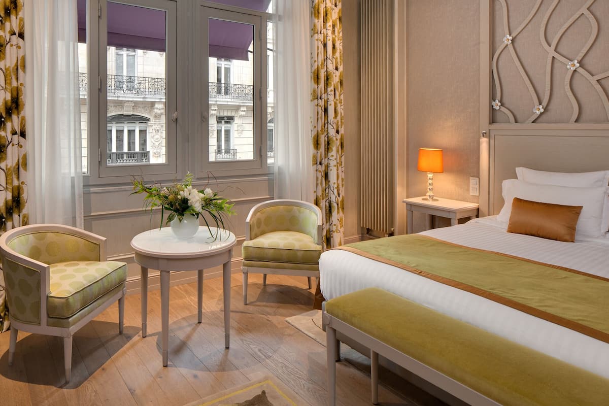 Junior Suite | Premium bedding, in-room safe, desk, blackout drapes