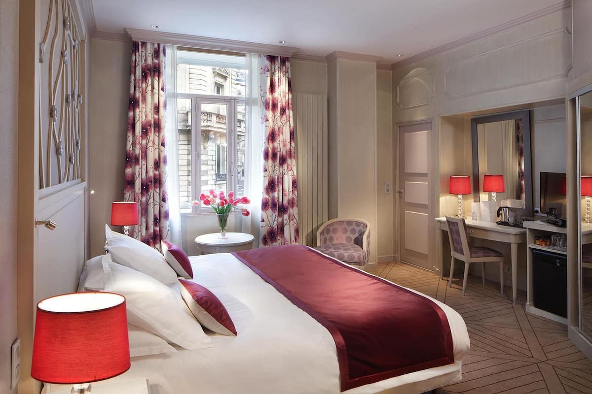Room | Premium bedding, in-room safe, desk, blackout drapes