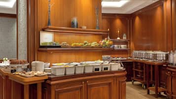 Petit déjeuner buffet (25 EUR par personne)