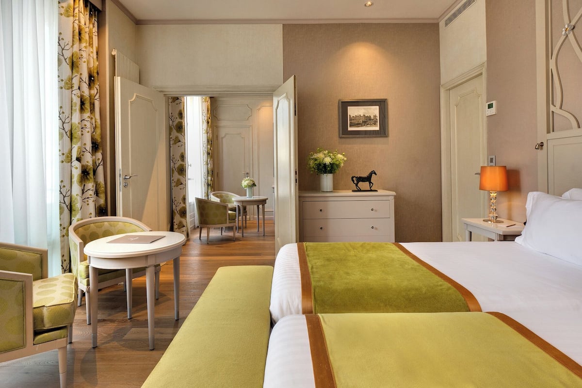 套房 | 高档床上用品、客房内保险箱、办公桌、遮光窗帘