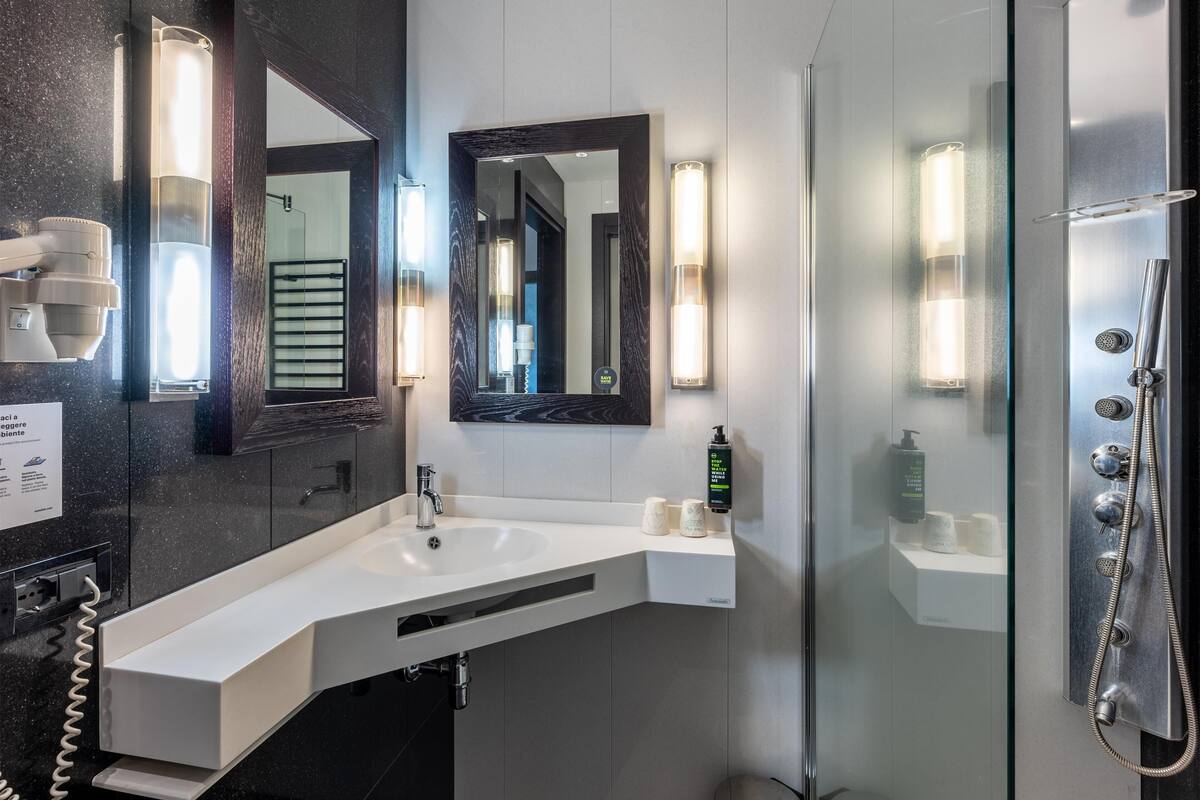 rainfall showerhead, free toiletries, hair dryer, bidet