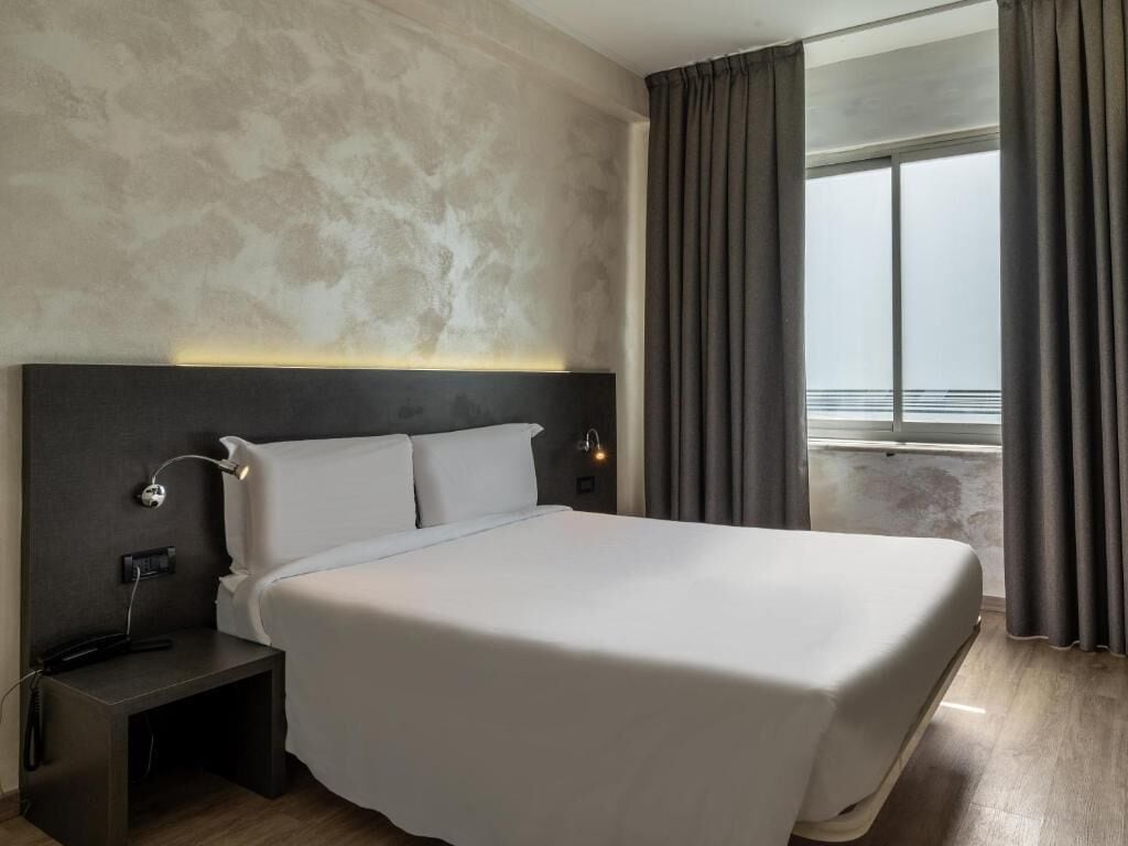 1 bedroom, premium bedding, minibar, in-room safe