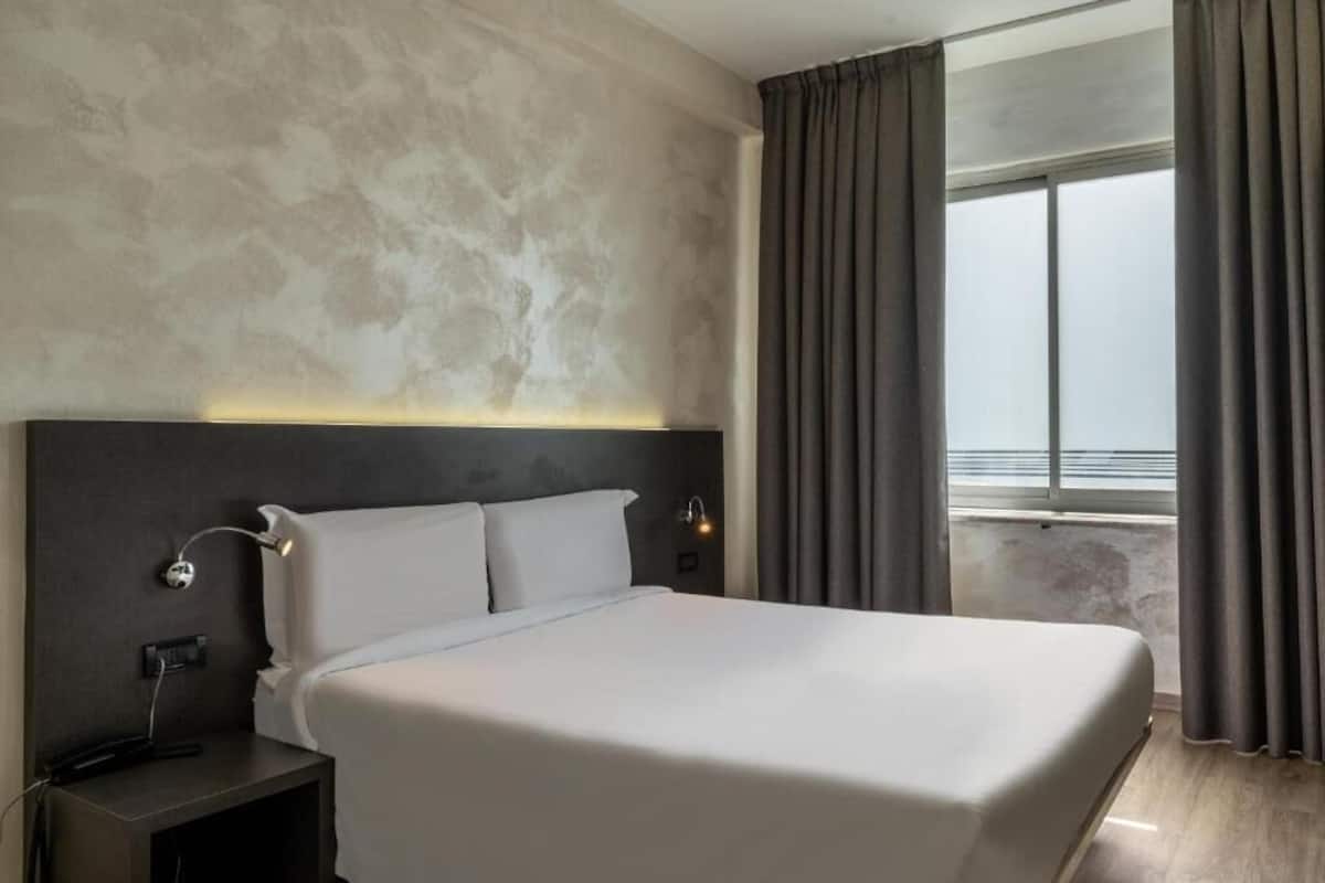 1 bedroom, premium bedding, minibar, in-room safe