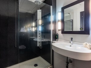 Superior Suite | Bathroom | Rainfall showerhead, free toiletries, hair dryer, bidet - B&B Hotel Borgaro Torinese (Borgaro Torinese)