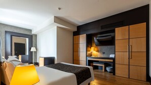 A modern hotel room with a large bed, a desk, and a wardrobe. - B&B Hotel Borgaro Torinese (Borgaro Torinese)