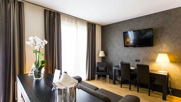 1 makuuhuone, ylelliset vuodevaatteet, minibaari, tallelokero huoneessa