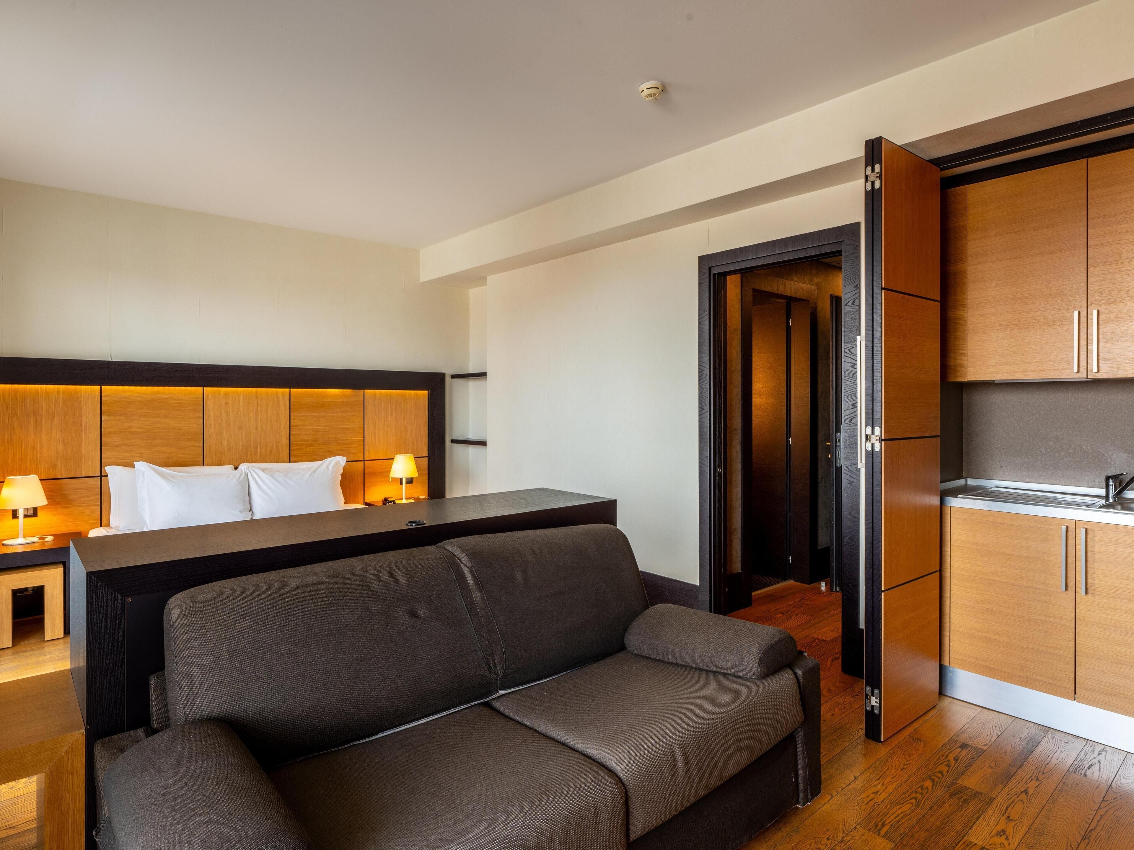 Suite junior | 1 habitación, ropa de cama de alta calidad y minibar 