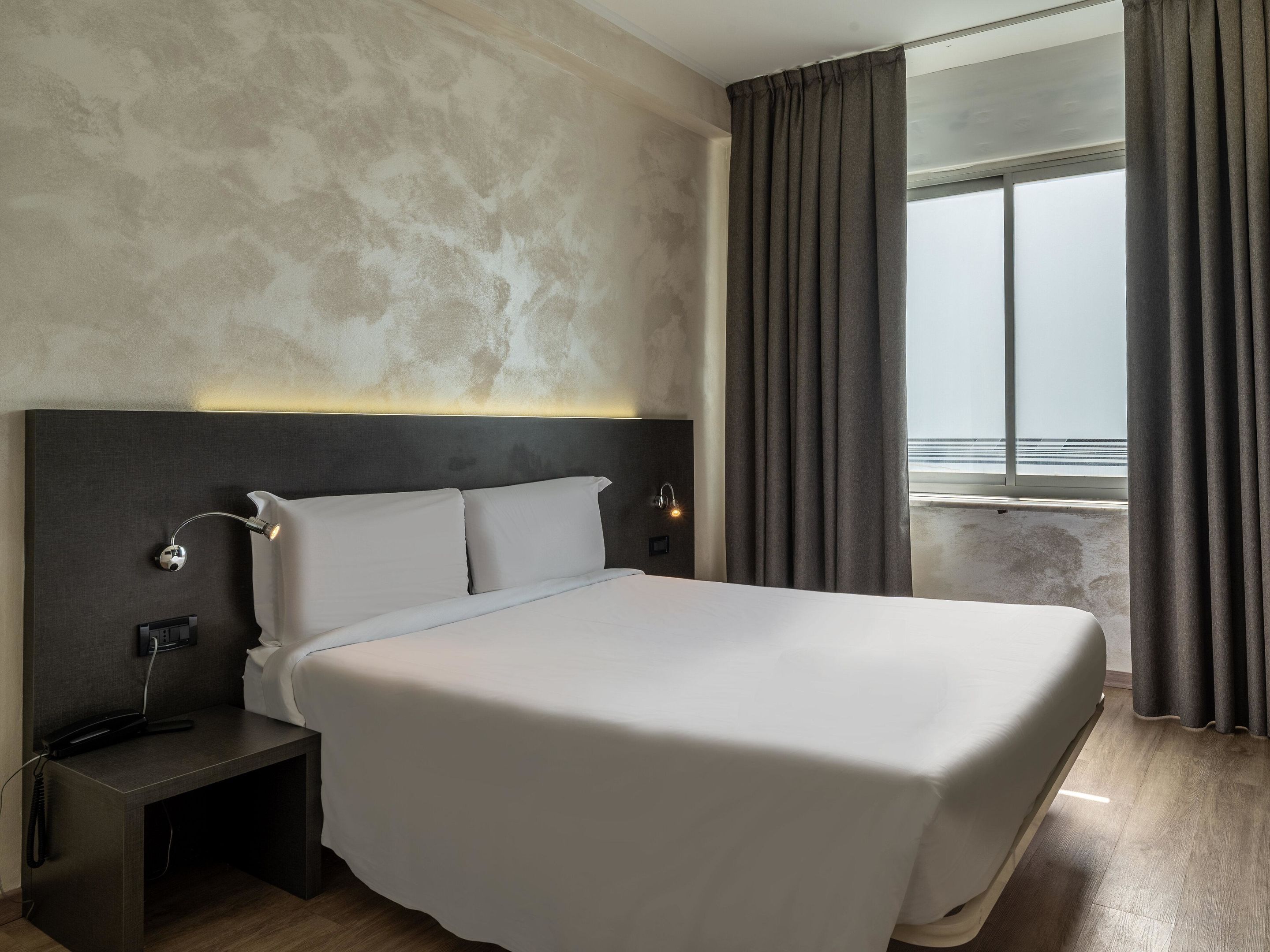 Standard Double Room | 1 bedroom, premium bedding, minibar, in-room safe