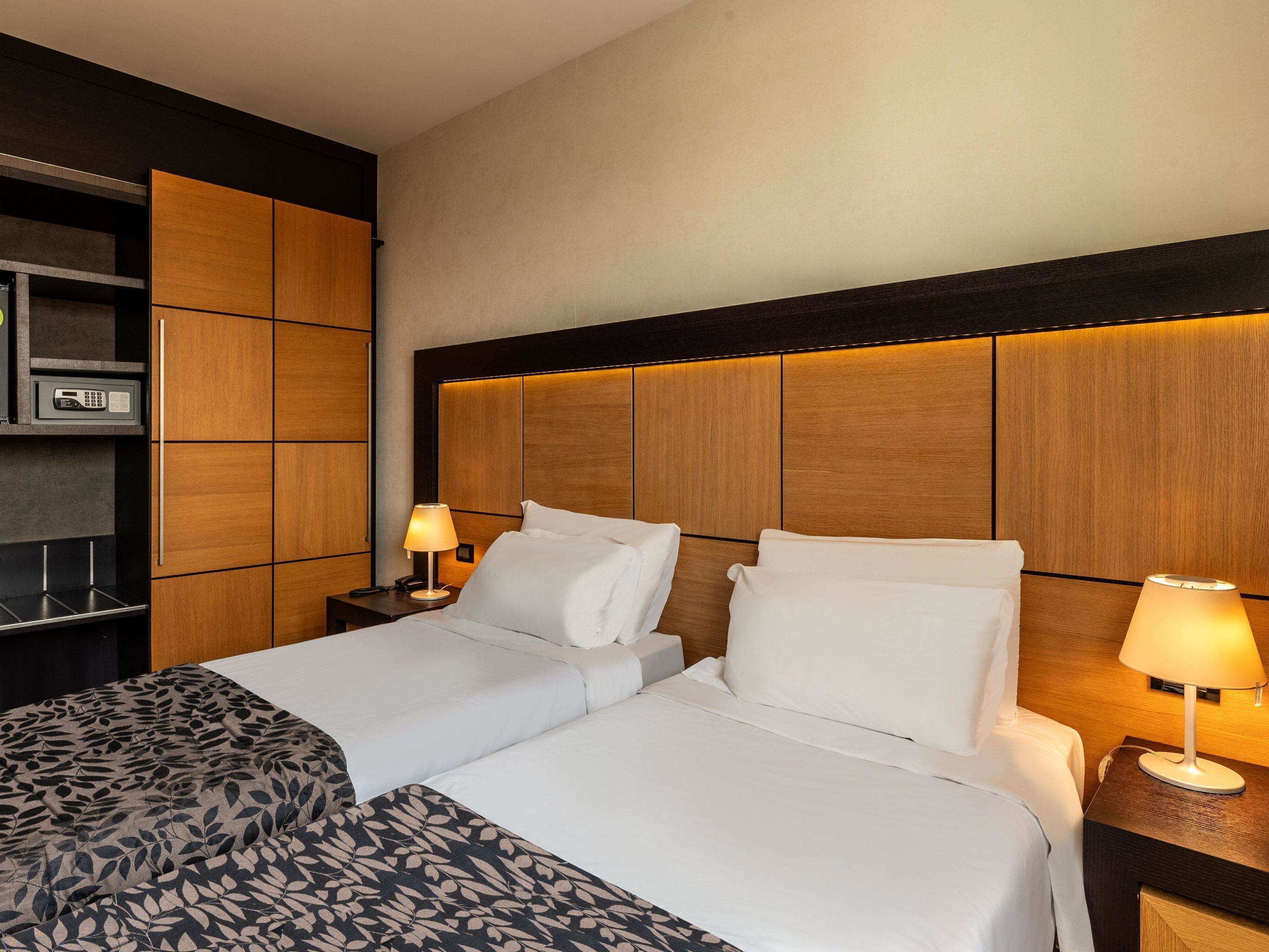 Superior Twin Room | 1 bedroom, premium bedding, minibar, in-room safe