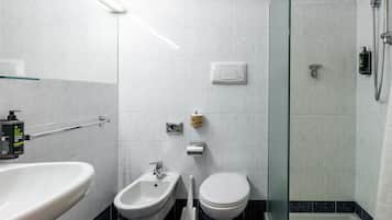 Ein modernes Badezimmer mit integriertem Bidet, Toilette und einer Duschkabine.