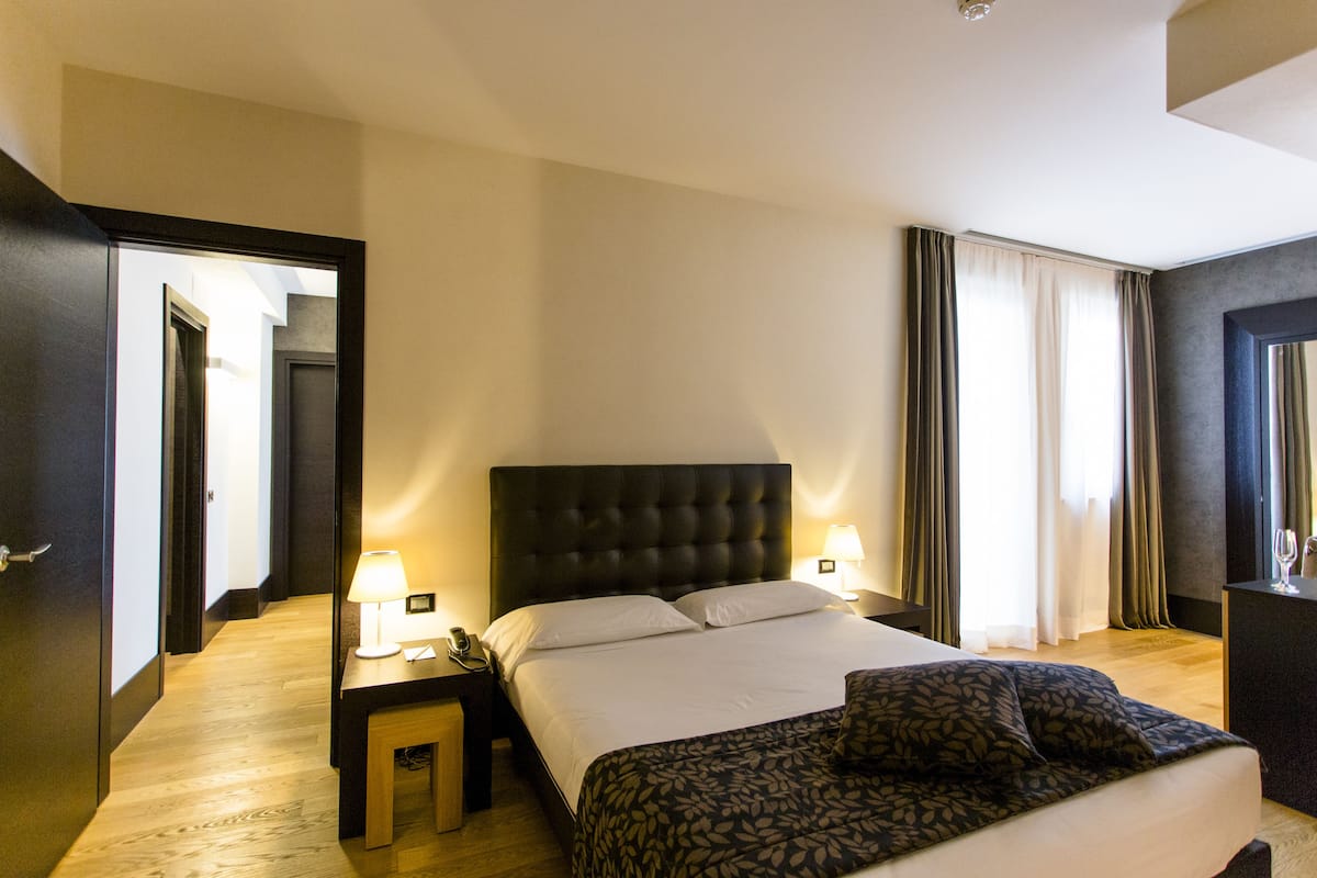 1 bedroom, premium bedding, minibar, in-room safe