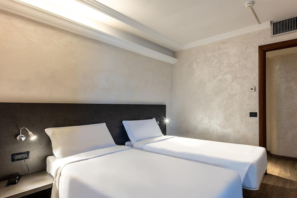Standard Twin Room, Accessible | 1 bedroom, premium bedding, minibar, in-room safe
