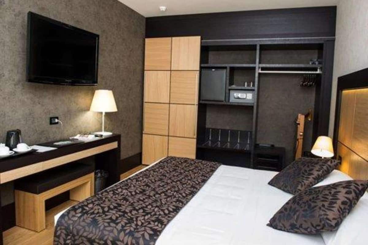 1 bedroom, premium bedding, minibar, in-room safe