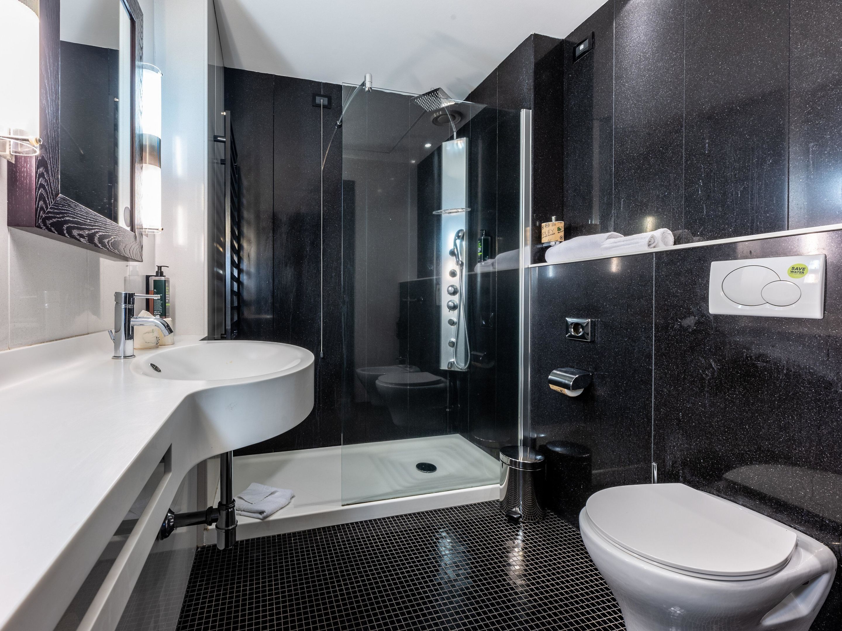 Regendusche, kostenlose Toilettenartikel, Haartrockner, Bidet