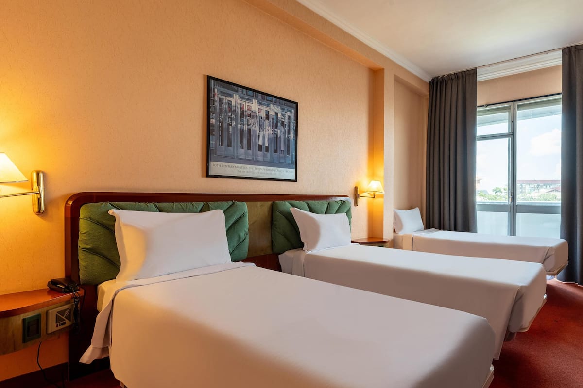 Standaard driepersoonskamer, 3 eenpersoonsbedden | 1 slaapkamer, luxe beddengoed, een minibar, een kluis op de kamer