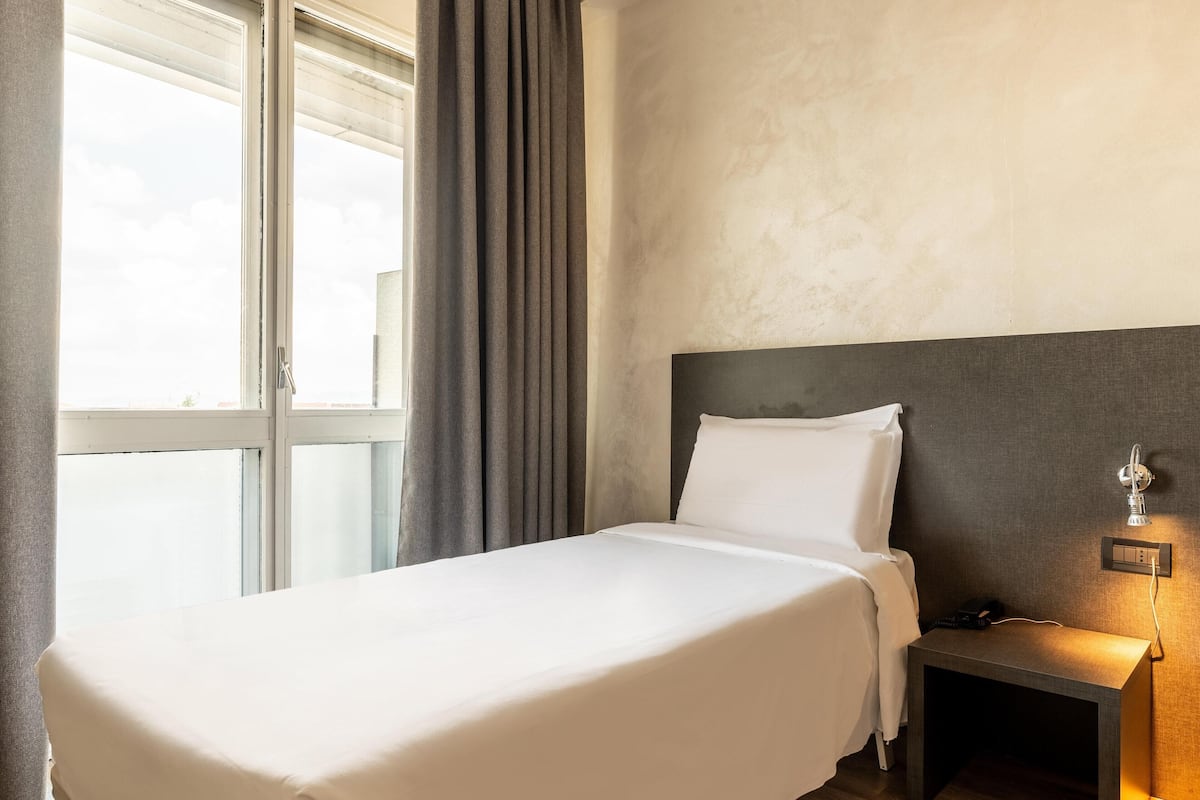 Standard Single Room | 1 bedroom, premium bedding, minibar, in-room safe