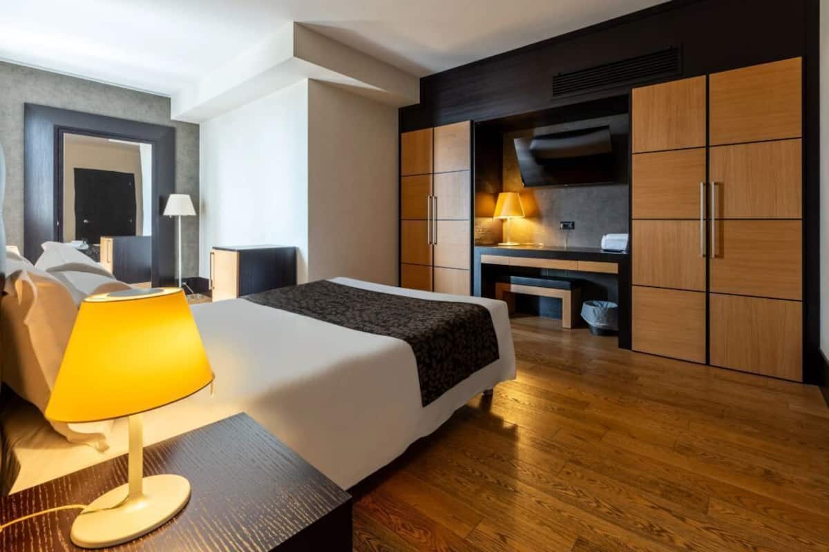 1 bedroom, premium bedding, minibar, in-room safe