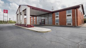 A Red Roof Inn with a covered entrance, a brick facade, and a clear sky. - Red Roof Inn Meridian (Meridian)