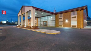 A Red Roof Inn with a covered entrance and a brick facade. - Red Roof Inn Meridian (Meridian)